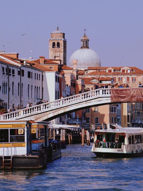 威尼斯水城建筑色调（威尼斯水城建筑下面是用什么）