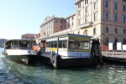 威尼斯的水上公交船（威尼斯水上公园）