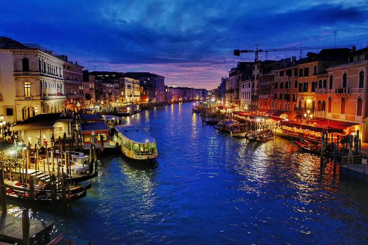 威尼斯的夜的含义（威尼斯之夜景色的特点）