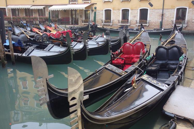 独木船在威尼斯（威尼斯小艇有点儿像独木舟）