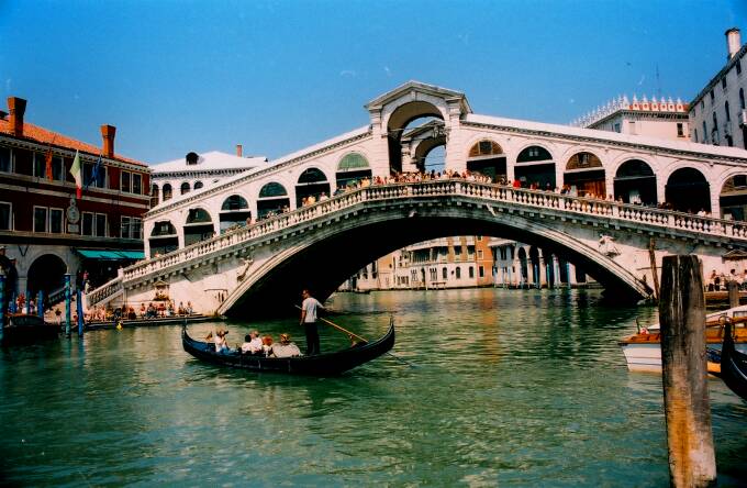 赞美威尼斯桥的每句（赞美威尼斯的四字成语）